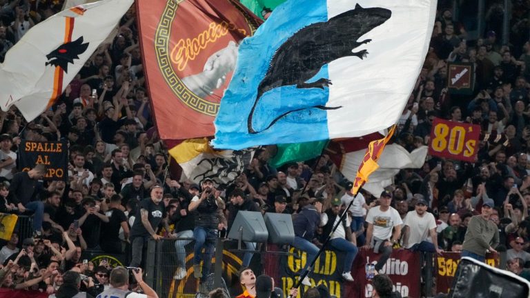 Roma's Gianluca Mancini celebrates at the end of a Serie A soccer match between Roma and Lazio, at Stadio Olimpico, in Rome, Italy, Saturday, April 6, 2024. (AP Photo/Gregorio Borgia)