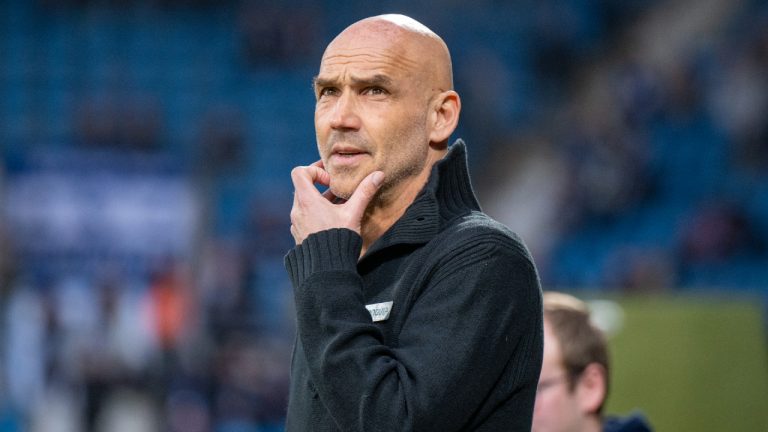Bochum's head coach Thomas Letsch enters the stadium prior to the Bundesliga soccer match between VfL Bochum and SV Darmstadt 98 in Bochum, Germany, Sunday, March 31, 2024. (Inderlied/dpa via AP)