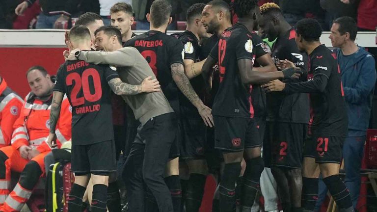 Leverkusen's head coach Xabi Alonso instructs Leverkusen's Alex Grimaldo after Leverkusen's Jeremie Frimpong scored his side's opening goal during the German soccer cup match between Bayer 04 Leverkusen and Fortuna Duesseldorf in Leverkusen. (Martin Meissner/AP)
