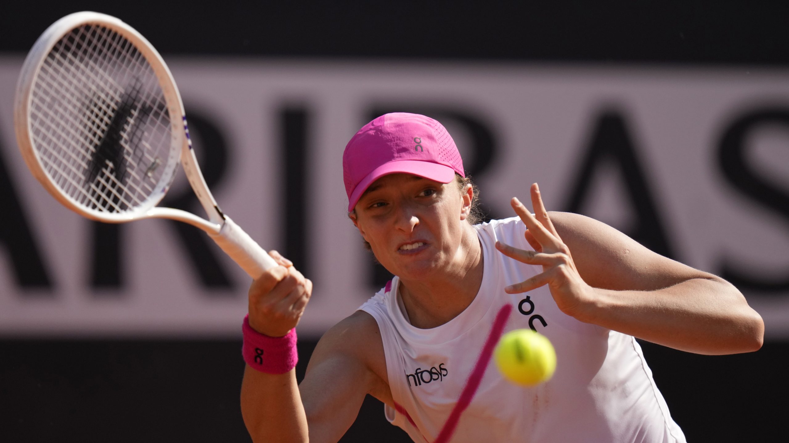 Swiatek on course for Madrid-Rome double, to face Keys in quarterfinals