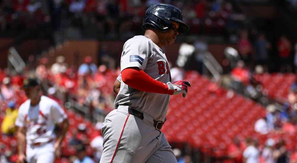 デバースがカージナルスに勝利し、５試合連続本塁打でレッドソックスの記録に並ぶ