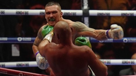 Oleksandr-Usyk-throwing-a-punch-towards-Tyson-Fury