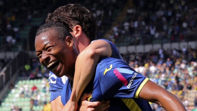 Verona's Tijjani Noslin celebrates scoring his side's second goal during the Serie A soccer match between Hellas Verona and Fiorentina at the Marcantonio Bentegodi Stadium, in Verona, Italy, Sunday, May 5, 2024. (Paola Garbuioi/LaPresse via AP)