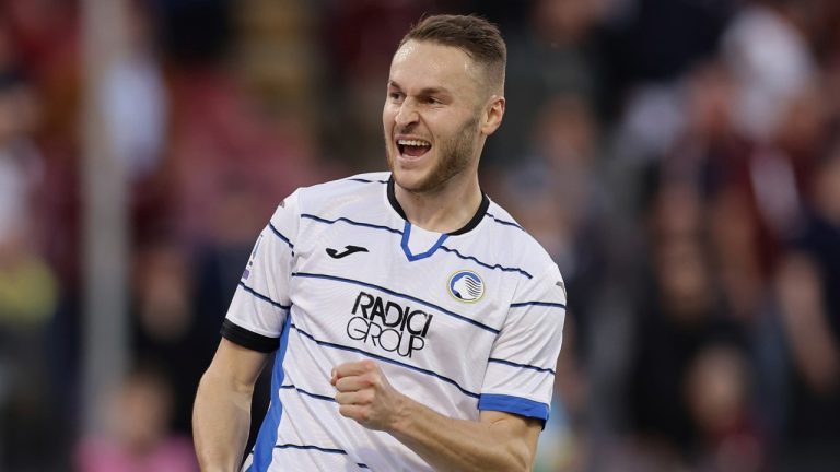 Atalanta's Teun Koopmeiners celebrates after scoring his side's second goal during the Serie A soccer match between Salernitana and Atalanta at the Stadio Arechi in Salerno, Italy, Monday, May 6, 2024. (Alessandro Garofalo/LaPresse via AP)