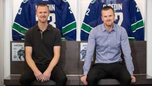 Vancouver Canucks' Henrik Sedin, left, and his twin brother Daniel Sedin, both of Sweden, pose for a photograph. (Darryl Dyck/CP)