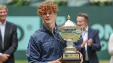 No. 1 Sinner wins his first grass-court final, beats Hurkacz in Halle