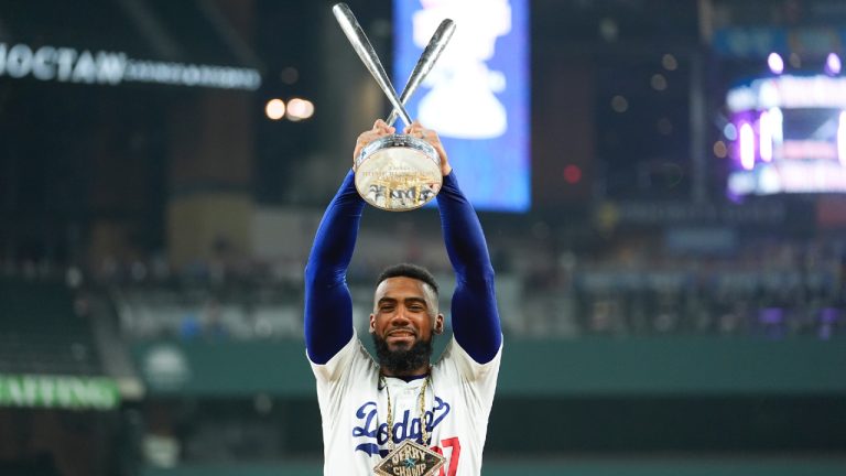 Hernandez wins derby behind support from Dodgers and Guerrero