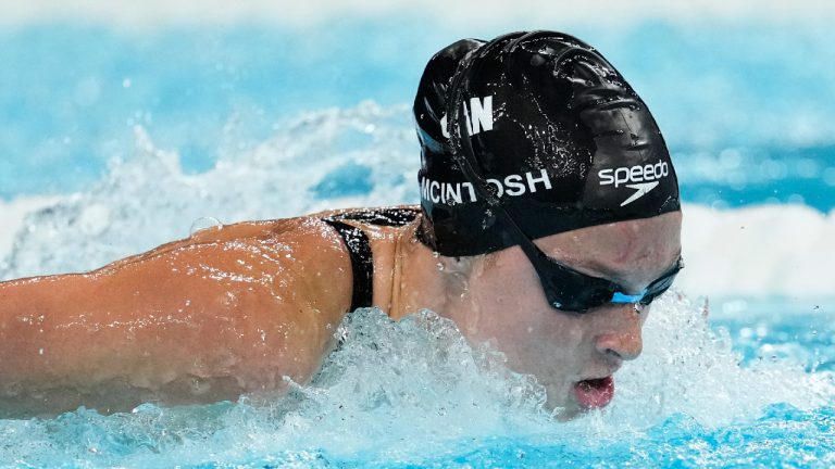 Summer McIntosh, of Canada, competes during a heat in the women's 400-meter individual medley at the 2024 Summer Olympics, Monday, July 29, 2024, in Nanterre, France. (Bernat Armangue/AP)