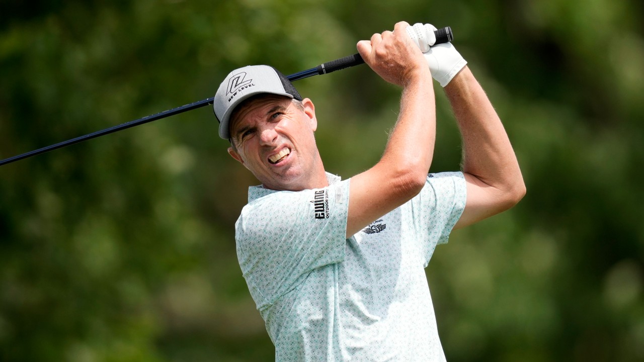 Steven Alker takes lead over Steve Stricker in senior major at ...