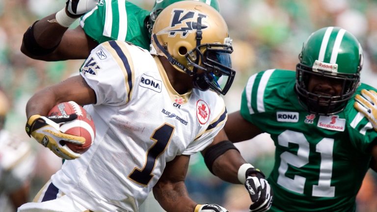 Winnipeg Blue Bombers Charles Roberts runs past a pair of Saskatchewan Roughriders in CFL action on Sunday, Sept 2, 2007 in Regina. (Troy Fleece/CP)