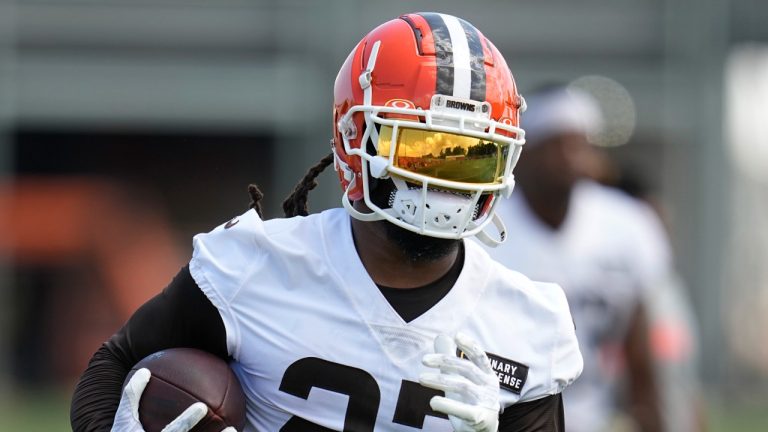 Cleveland Browns running back D'Onta Foreman carries during practice in Berea, Ohio, June 13, 2024. (AP Photo/Sue Ogrocki)