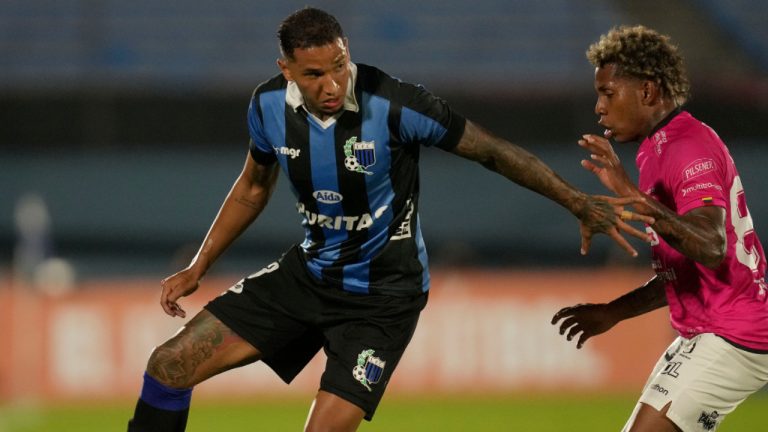 FILE - Juan Manuel Izquierdo of Uruguay's Liverpool, left, controls the ball under pressure from Julio Joao Ortiz of Ecuador's Independiente del Valle at a Copa Libertadores soccer match in Montevideo, Uruguay, May 24, 2023. (Matilde Campodonico/AP)