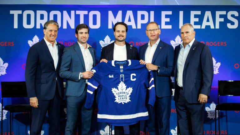 Toronto Maple Leafs’ new captain Auston Matthews poses alongside, from left, Brendan Shanahan, president of the Toronto Maple Leafs, former captain John Tavares, Brad Treliving, General Manager, and Craig Berube, head coach, during an announcement for Matthews’ captaincy in Toronto, Wednesday, Aug. 14, 2024. (Cole Burston/CP)