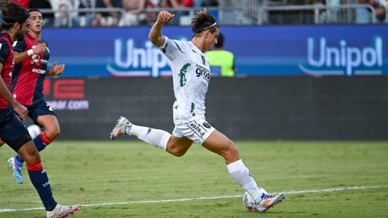 Empoli's Lorenzo Colombo scores his side's opening goal during the Italian Serie A soccer match between Cagliari and Empoli at the Unipol Domus in Cagliari, Italy, Friday, Friday, Sept. 20, 2024. (Gianluca Zuddas/LaPresse via AP)