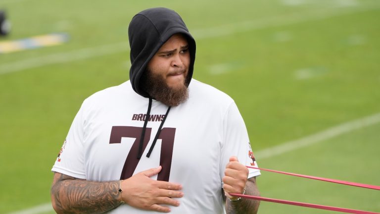 Cleveland Browns offensive tackle Jedrick Wills Jr. (71) works out during an NFL football training camp practice in White Sulphur Springs, W.Va., Saturday, July 27, 2024. (AP/Sue Ogrocki)
