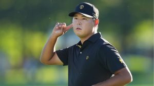 International team member Si Woo Kim of South Korea, listens to applause after making a putt on the 16th hole during second round foursome match at the Presidents Cup golf tournament at Royal Montreal Golf Club Friday, September 27, 2024 in Montreal. (Nathan Denette/CP Photo)