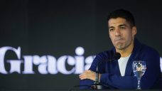 Tearful Suarez retires from Uruguay’s national team at age 37