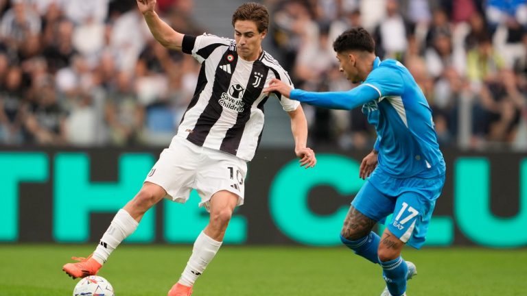 Juventus' Kenan Yildiz, left, and Napoli's Mathias Olivera, right, challenge for the ball during the Serie A soccer match between Juventus FC and SSC Napoli in Turin, Italy, Saturday, Sept. 21, 2024. (Fabio Ferrari/LaPresse)