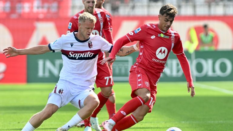 AC Monza's Daniel Maldini, right, and Bologna's Jens Odgaard, left, challenge for the ball during a Serie A soccer match between Monza and Bologna in Monza, Italy, Sunday, Sept. 22, 2024. (Studio Buzzi/LaPresse via AP)