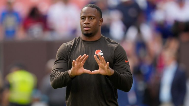 Injured Cleveland Browns running back Nick Chubb warms up before an NFL football game against the New York Giants, Sunday, Sept. 22, 2024 in Cleveland. (Sue Ogrocki/AP)