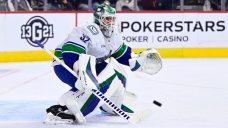 Lankinen stops 26 shots as Canucks blank Flyers