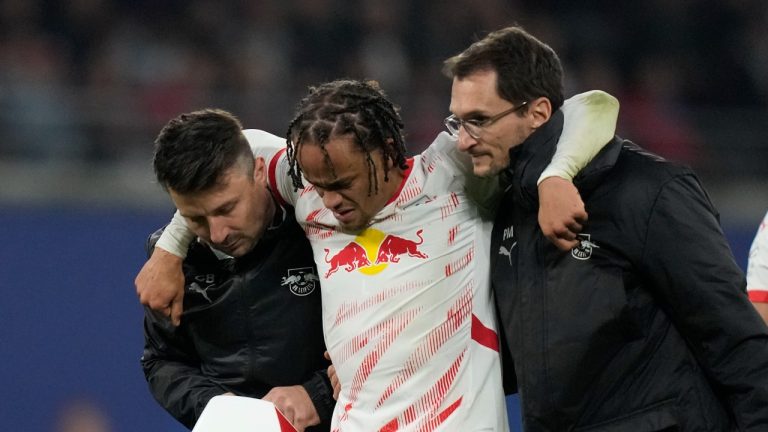 Leipzig's Xavi Simons leaves the field with medics during the Champions League opening phase soccer match between RB Leipzig and Liverpool at the RB Arena in Leipzig, Germany, Wednesday, Oct. 23, 2024.(AP/Matthias Schrader)