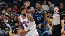 Paul George exits vs. Grizzlies with apparent knee injury