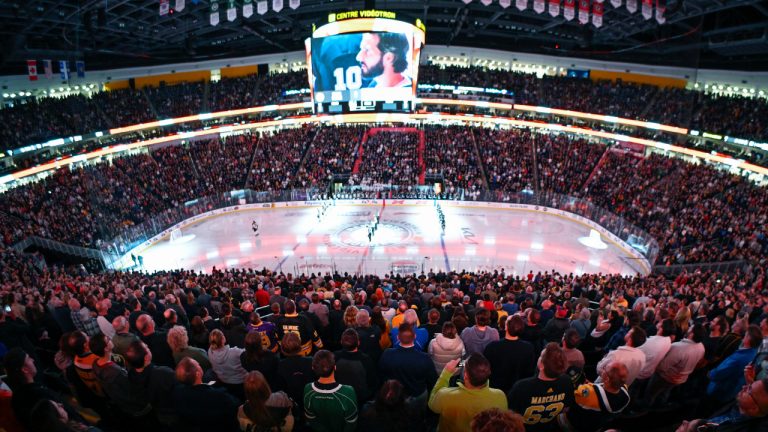 The Los Angeles Kings and Boston Bruins play to a packed house during an exhibition game in Quebec City on Thursday, October 3, 2024. (Jacques Boissinot /CP)