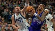 Collins’ late dunk lifts Jazz past Mavericks for first home victory