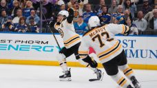 David Pastrnak’s goal completes rally as Bruins come back to stun Blues