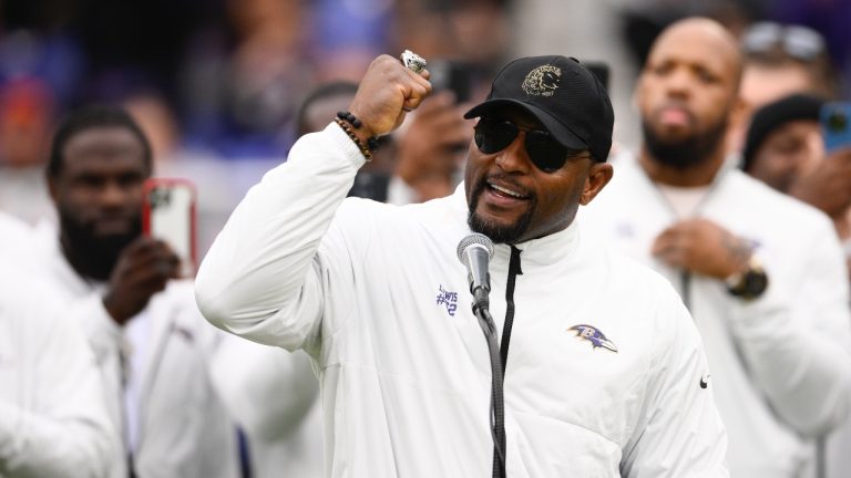 The legend Ray Lewis unexpectedly spoke up as he accepted GM Eric DeCosta’ offer to return as an assistant coach... and what he said to Lamar Jackson after stepping into the building sent Baltimore Ravens into a frenzy.D