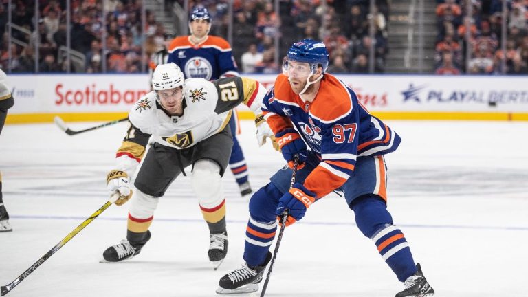 Бретт Хауден из Вегас Голден Найтс преследует Коннора Макдэвида из Эдмонтон Ойлерз