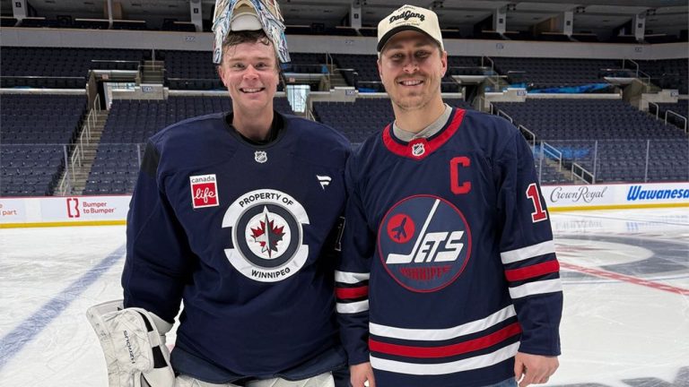 Toronto Blue Jays reliever Erik Swanson, Winnipeg Jets goalie Eric Comrie take a photo after the two played catch after practice. Saturday, Dec. 21. (Winnipeg Jets).