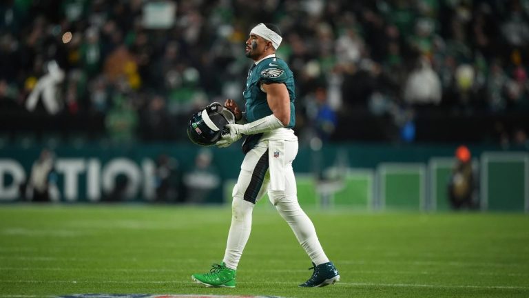 Philadelphia Eagles' Jalen Hurts plays during an NFL football game between the Philadelphia Eagles and the Pittsburgh Steelers. (Matt Slocum/AP)