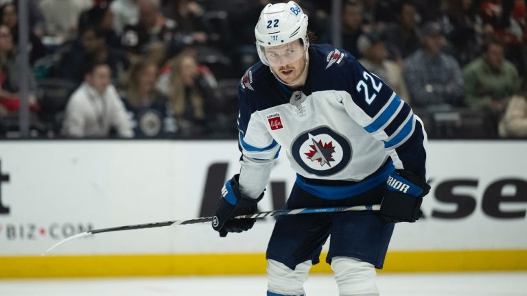 Winnipeg Jets centre Mason Appleton takes his stance during an NHL game against the Anaheim Ducks, Wednesday, Dec. 18, 2024, in Anaheim, Calif. (AP/Kyusung Gong)