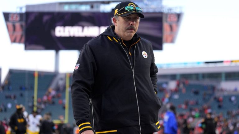 Pittsburgh Steelers offensive coordinator Arthur Smith walks off the field after a win against the Cincinnati Bengals, Sunday, Dec. 1, 2024, in Cincinnati. (AP/Kareem Elgazzar)