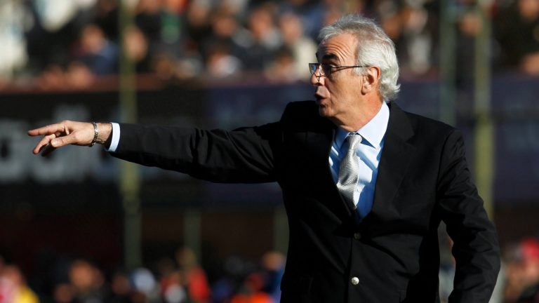 Cerro Porteno's coach Jorge Fosatti gives directions to his players during the Paraguay's soccer league final match against Olimpia in Asuncion, Paraguay, Sunday, July 8, 2012. (AP Photo/Jorge Saenz)