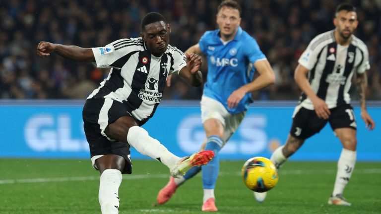 Juventus' Randal Kolo Muani scores the team's first goal during the Serie A soccer match between Napoli and Juventus at the Diego Armando Maradona Stadium in Naples, Italy, Saturday Jan. 25, 2025. (Alessandro Garofalo/LaPresse via AP)