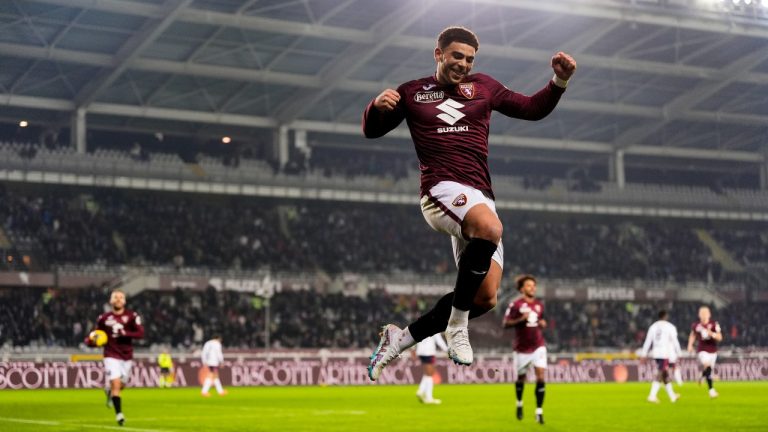 Torino's Che Adams celebrates scoring during the Serie A soccer match between Torino and Cagliari the Stadio Olimpico Grande Torino in Turin, Italy, Friday, Jan. 24, 2025. (Fabio Ferrari/LaPresse via AP)