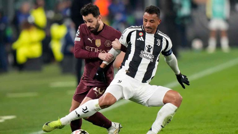Manchester City's Bernardo Silva, left, and Juventus' Danilo fight for the ball during the Champions League, opening phase soccer match between Juventus and Manchester City at the Allianz stadium. (Luca Bruno/AP)