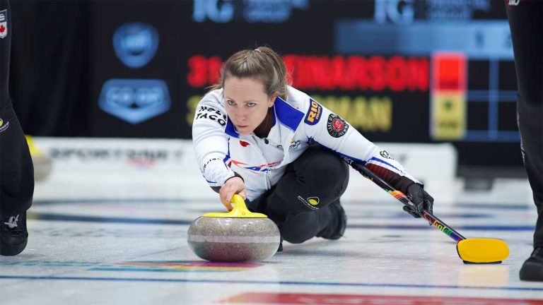 Rachel Homan takes on Kerri Einarson at the WFG Masters. (Anil Mungal/GSOC)