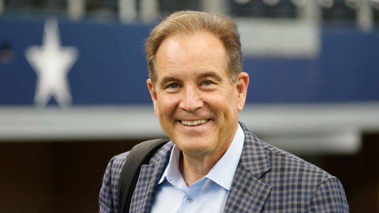 CBS broadcaster Jim Nantz arrives for the Cincinnati Bengals-Dallas Cowboys NFL football game Sunday, Sept. 18, 2022, in Dallas. (Michael Ainsworth/AP)