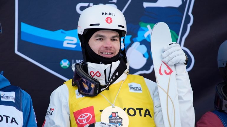Canada's Mikael Kingsbury displays his medal after winning the men's World Cup freestyle moguls skiing competition, Friday, Jan. 24, 2025, Waterville Valley, N.H. (Robert F. Bukaty/AP)