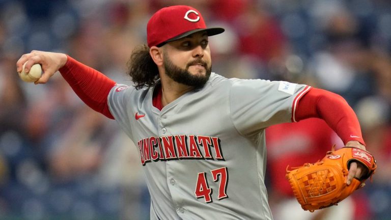 Cincinnati Reds' Jakob Junis pitches in the first inning of a baseball game. (Sue Ogrocki/AP)