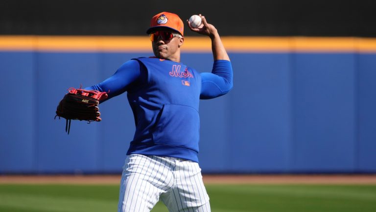 New York Mets' Juan Soto throws during a spring training baseball practice Monday, Feb. 17, 2025, in Port St. Lucie, Fla. (AP/Jeff Roberson)