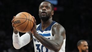 Minnesota Timberwolves forward Julius Randle shoots a foul shot against the Phoenix Suns during the first half of an NBA basketball game. (Ross D. Franklin/AP)