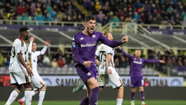 Fiorentina's Robin Gosens celebrates scoring during the Italian Serie A soccer match between Fiorentina and Lecce. (Massimo Paolone/LaPresse via AP)