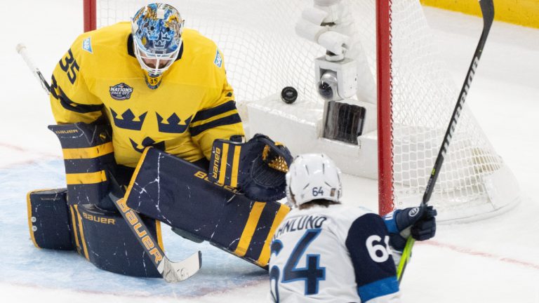 Финский Микаэль Гранлунд (64) забивает гол в ворота шведского вратаря Линуса Улльмарка (35) во время хоккейного матча 4 Nations Face-Off в Монреале в субботу, 15 февраля 2025 года. (Christinne Muschi/CP)