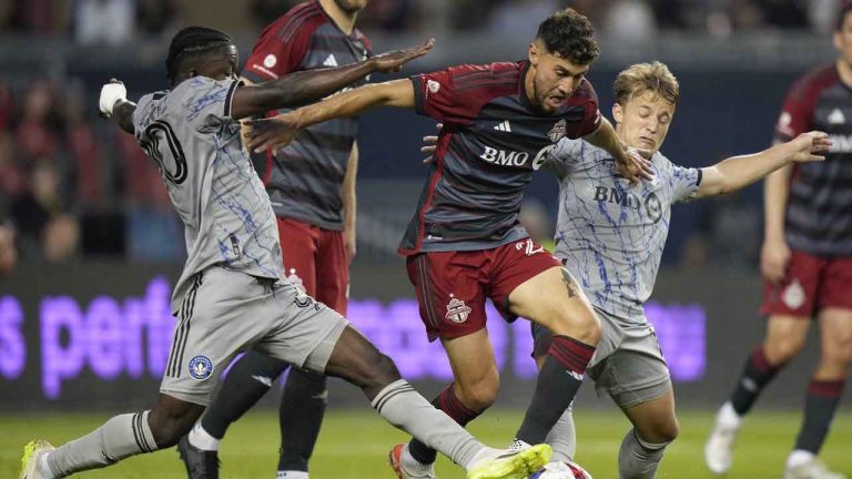 Toronto FC midfielder Jonathan Osorio (21) breaks through CF Montreal defenders Kwadwo Opoku and Bryce Duke (right) during MLS action. (Frank Gunn/CP)