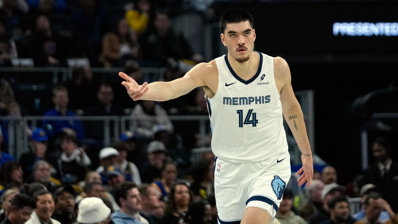 Grizzlies’ Zach Edey exits due to head injury in loss to Nuggets